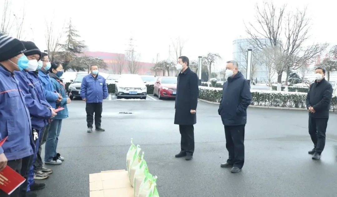 王宝玉书记到米兰(中国)看望慰问职工和劳模李静敏